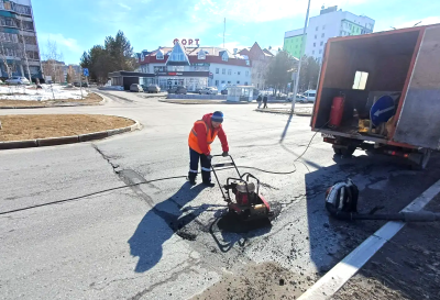 На дорогах города начался аварийный ямочный ремонт На дорогах города начался аварийный ямочный ремонт