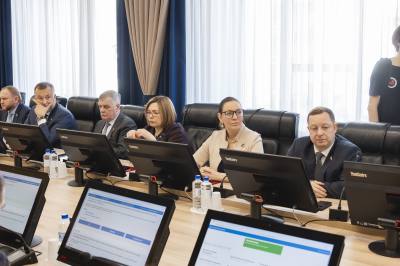 На очередном заседании Думы Нижневартовска депутаты заслушали отчеты о работе Счетной палаты и УМВД города за 2025 год. На очередном заседании Думы Нижневартовска депутаты заслушали отчеты о работе Счетной палаты и УМВД города за 2025 год.