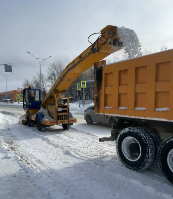 Дворы многоквартирных домов и дороги очищают от снега Дворы многоквартирных домов и дороги очищают от снега