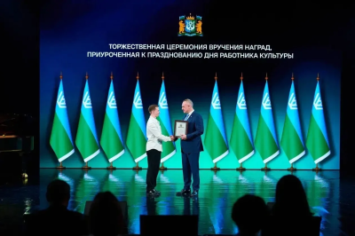Губернатор Югры вручил награды работникам культуры региона Губернатор Югры вручил награды работникам культуры региона