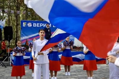Нижневартовск отметил День Государственного флага России Нижневартовск отметил День Государственного флага России