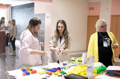 Нейросети и физика света: при поддержке СИБУРа в Нижневартовске прошли интенсивы для учителей Нейросети и физика света: при поддержке СИБУРа в Нижневартовске прошли интенсивы для учителей