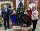 Депутат передал новогодние подарки нижневартовским школьникам