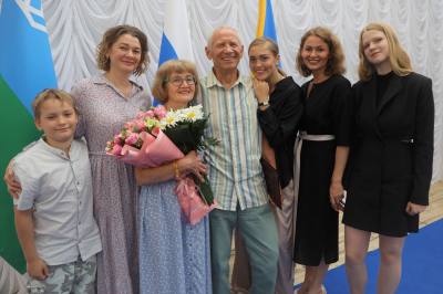В Нижневартовске наградили семьи в честь Дня семьи, любви и верности 