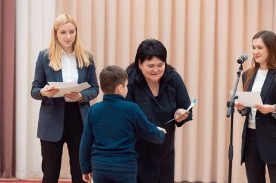 Представители Евразийского объединения женщин-лидеров из Югры помогают семьям военнослужащих /ФОТО/