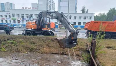 Коммунальщики устраняют последствия непогоды Коммунальщики устраняют последствия непогоды