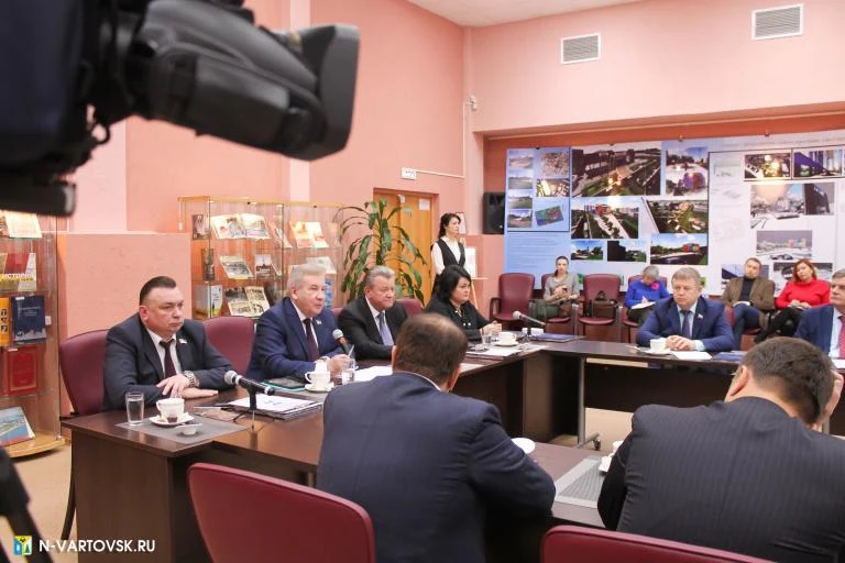 Василий Тихонов обсудил с депутатами приоритетные направления развития города /ФОТО/