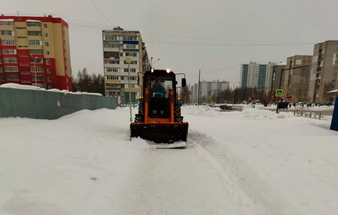 Работа по уборке и вывозу снега не прекращается