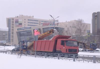 За минувшие сутки из города вывезли более  11 тысяч кубических метров снега