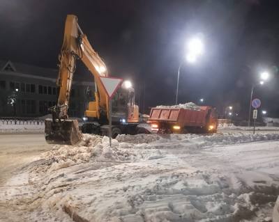 Продолжается уборка и вывоз снега