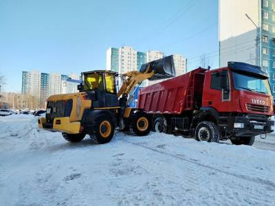 Продолжается уборка снега